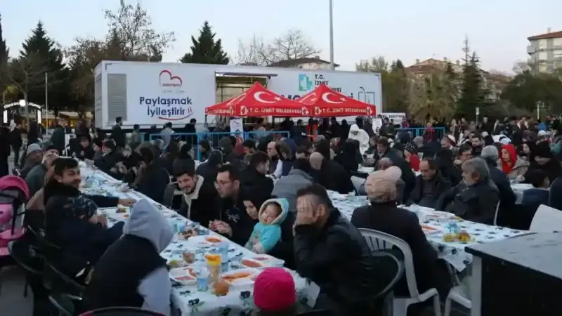İzmit Belediyesi Mobil Aşevi iftar sofraları ile gönüllere dokunmayı sürdürüyor