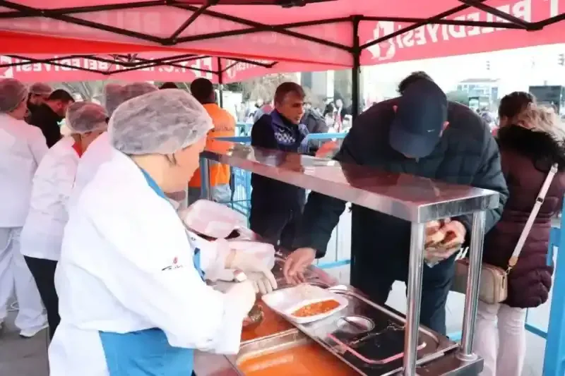 İzmit Belediyesi Mobil Aşevi iftar sofraları ile gönüllere dokunmayı sürdürüyor