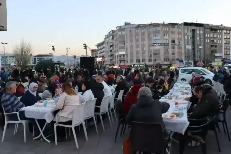 İzmit Belediyesi Mobil Aşevi iftar sofraları ile gönüllere dokunmayı sürdürüyor