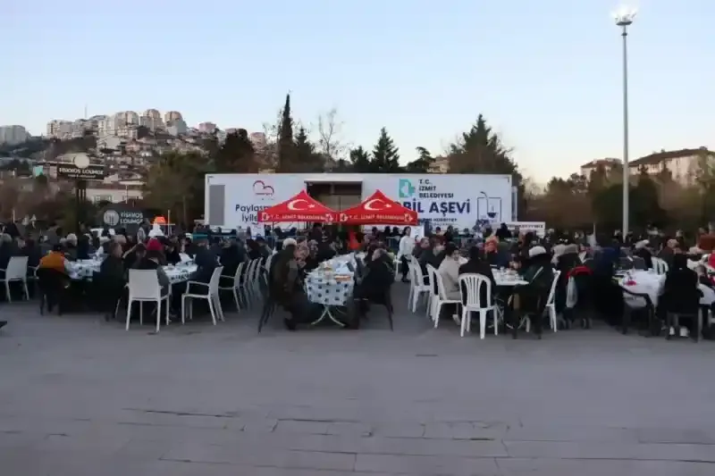 İzmit Belediyesi Mobil Aşevi iftar sofraları ile gönüllere dokunmayı sürdürüyor
