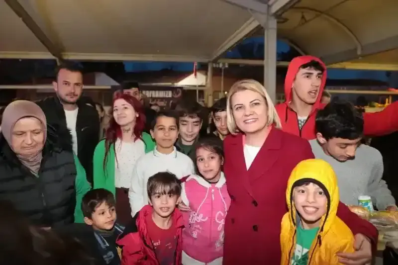 İzmit Belediyesinin halk iftarları Yenişehir Mahallesi'nde devam etti