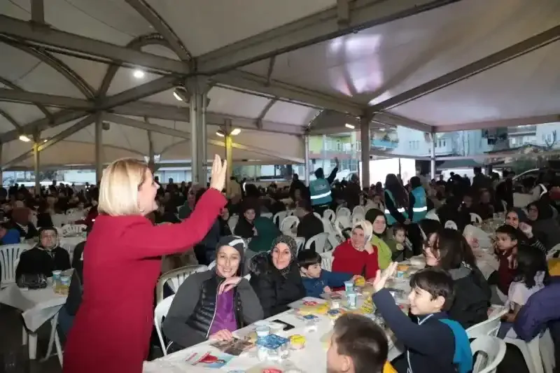 İzmit Belediyesinin halk iftarları Yenişehir Mahallesi'nde devam etti