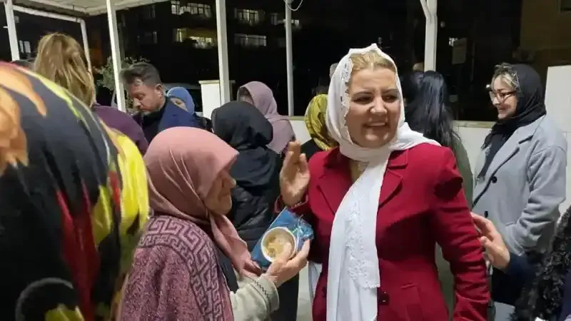 Başkan Hürriyet teravih sonrası Şirinevler Camii’nde cemaat ile buluştu