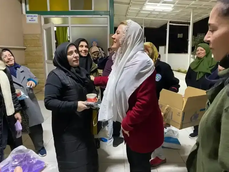 Başkan Hürriyet teravih sonrası Şirinevler Camii’nde cemaat ile buluştu