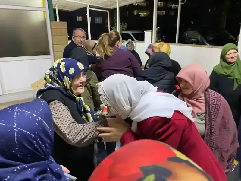 Başkan Hürriyet teravih sonrası Şirinevler Camii’nde cemaat ile buluştu