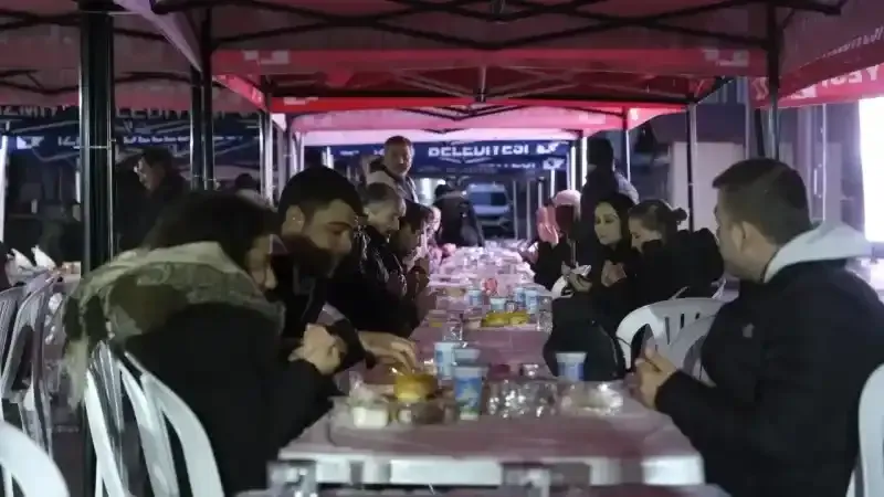 İzmit Belediyesinin halk iftarı Kadıköy Mahallesinde devam etti