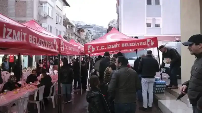 İzmit Belediyesinin halk iftarı Kadıköy Mahallesinde devam etti