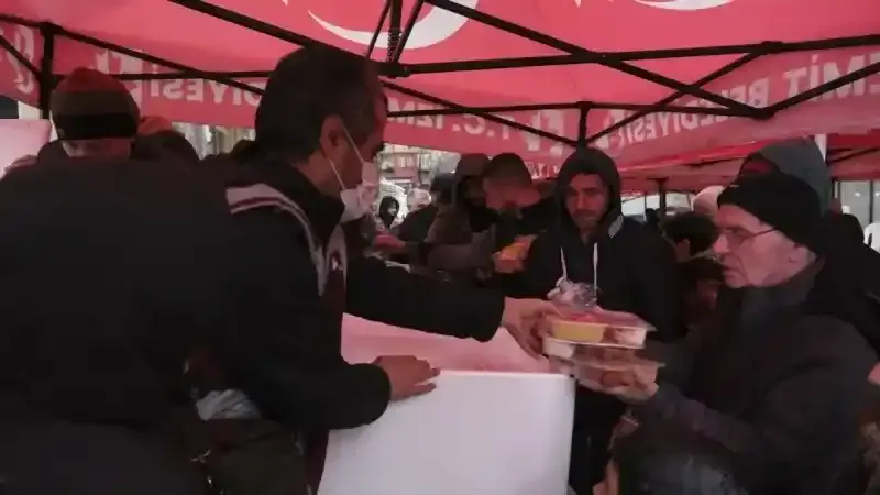 İzmit Belediyesinin halk iftarı Kadıköy Mahallesinde devam etti