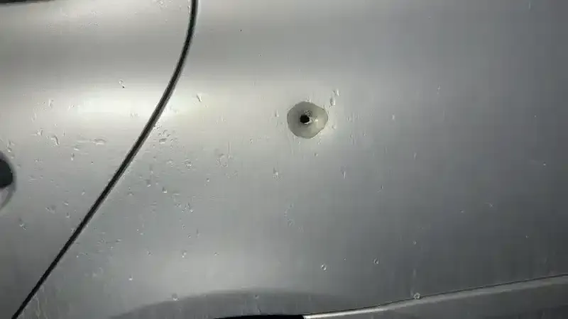 Park halindeki otomobil böyle kurşunlandı