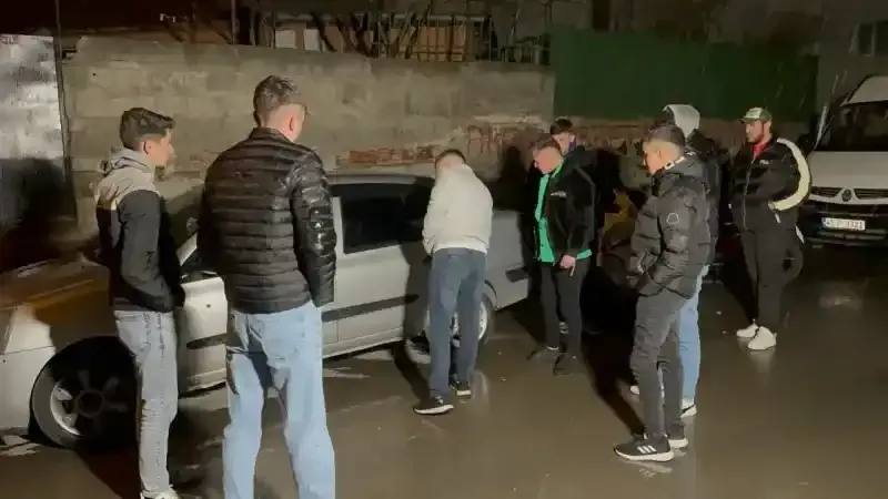 Park halindeki otomobil böyle kurşunlandı
