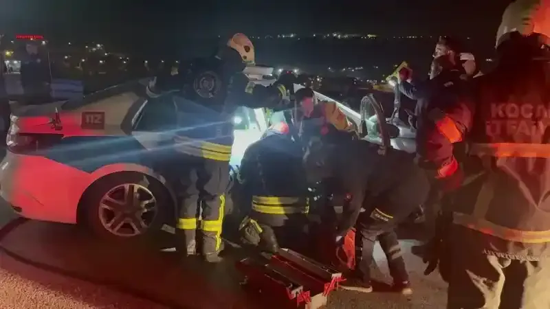 TEM’de polis aracı bariyere çarptı: 2 polis yaralı