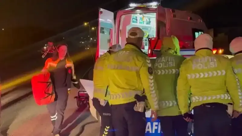 TEM’de polis aracı bariyere çarptı: 2 polis yaralı