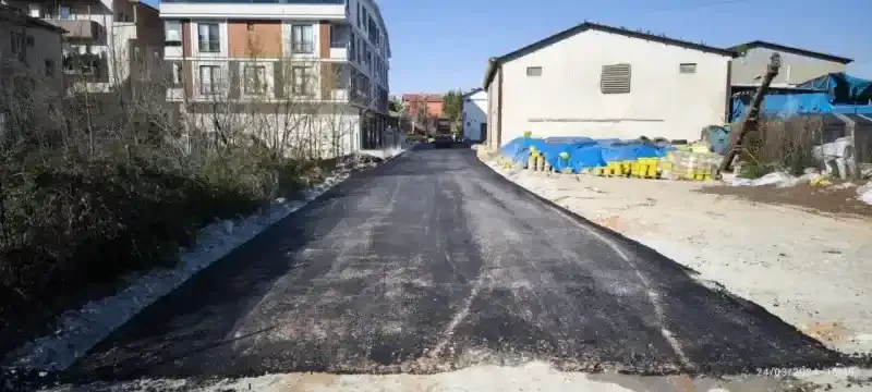 İzmit Belediyesi Yeşilova Mahallesi İlayda Sokağı bir günde asfalta kavuşturdu