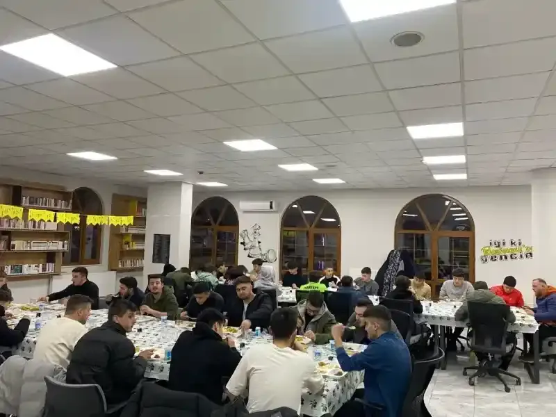 Âlâ Gençler Hizmet Birimlerinde iftarda