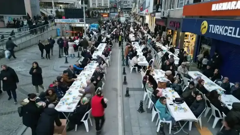 On binlerce İzmitli büyük halk iftarında buluştu Hürriyet: Kendimizi israfa değil, hizmete adadık!