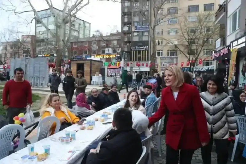 On binlerce İzmitli büyük halk iftarında buluştu Hürriyet: Kendimizi israfa değil, hizmete adadık!