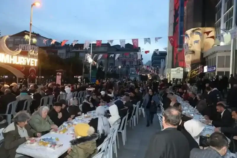 On binlerce İzmitli büyük halk iftarında buluştu Hürriyet: Kendimizi israfa değil, hizmete adadık!