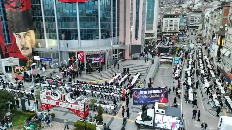 On binlerce İzmitli büyük halk iftarında buluştu Hürriyet: Kendimizi israfa değil, hizmete adadık!