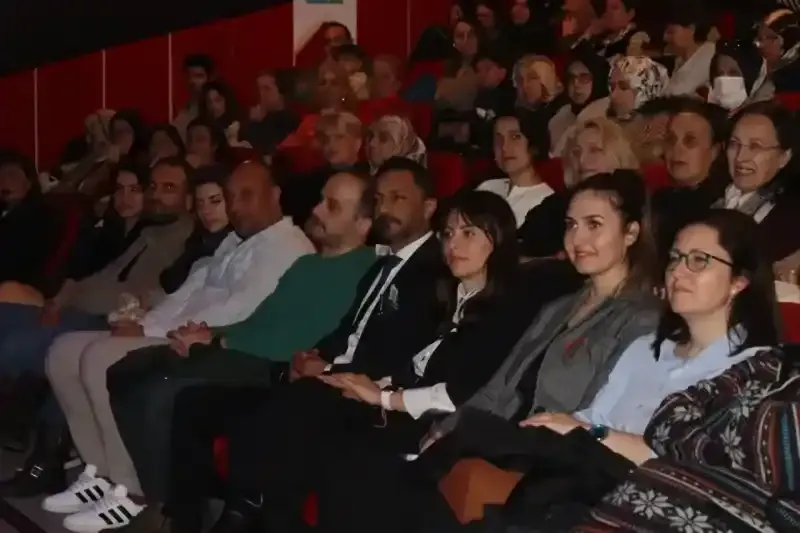 İZMEK Tiyatro Kursu Öğrencilerinin performansı yoğun beğeni topladı