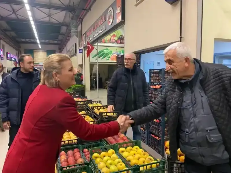 Hürriyet, günün ilk ışıklarıyla Hal esnafını ziyaret etti