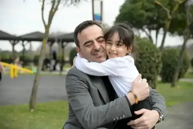 Başkan Özlü çocukların yüzünü güldürüyor