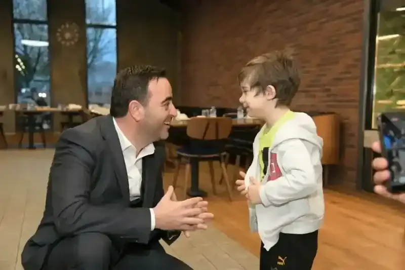 Başkan Özlü çocukların yüzünü güldürüyor