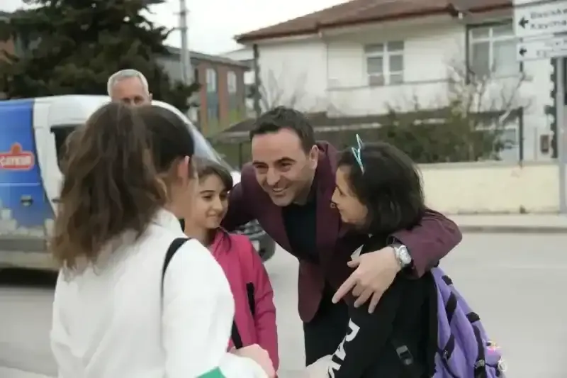 Başkan Özlü çocukların yüzünü güldürüyor