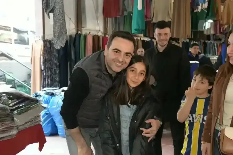 Başkan Özlü çocukların yüzünü güldürüyor