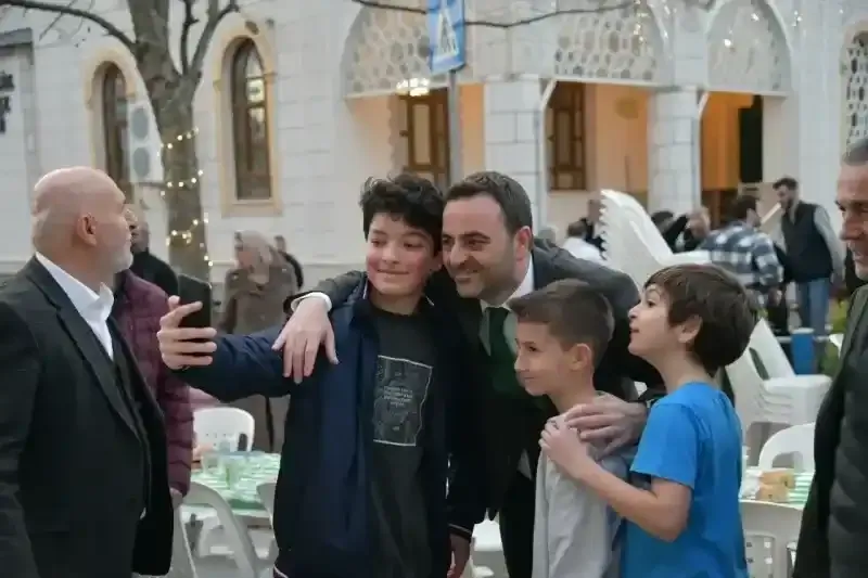 Başkan Özlü çocukların yüzünü güldürüyor