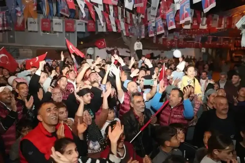Romanlardan Hürriyet’e destek, Roman Dernekleri’ne rest!