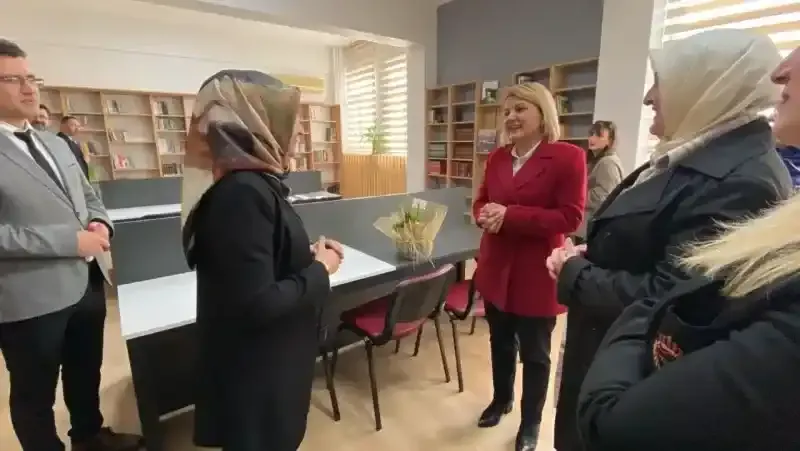 İzmit Belediyesi'nden Evliya Çelebi Kız Anadolu İmam Hatip Lisesi'ne kütüphane