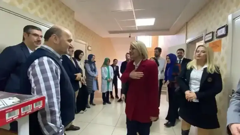 İzmit Belediyesi'nden Evliya Çelebi Kız Anadolu İmam Hatip Lisesi'ne kütüphane
