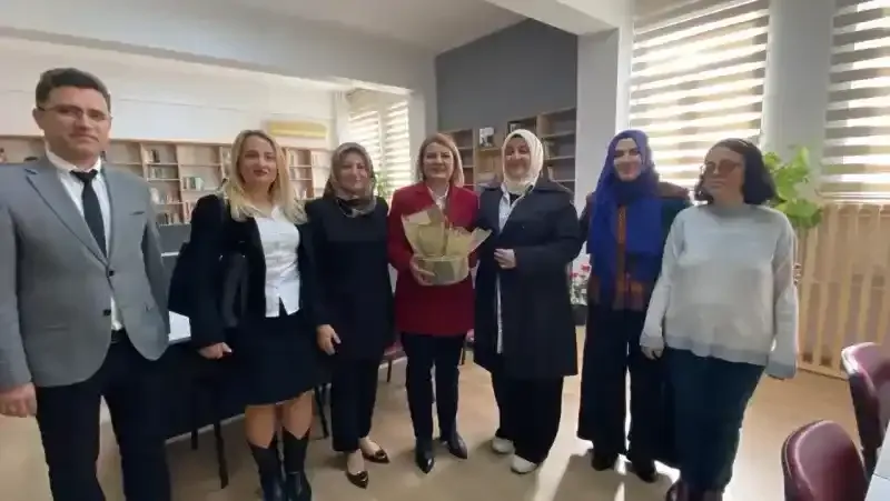 İzmit Belediyesi'nden Evliya Çelebi Kız Anadolu İmam Hatip Lisesi'ne kütüphane