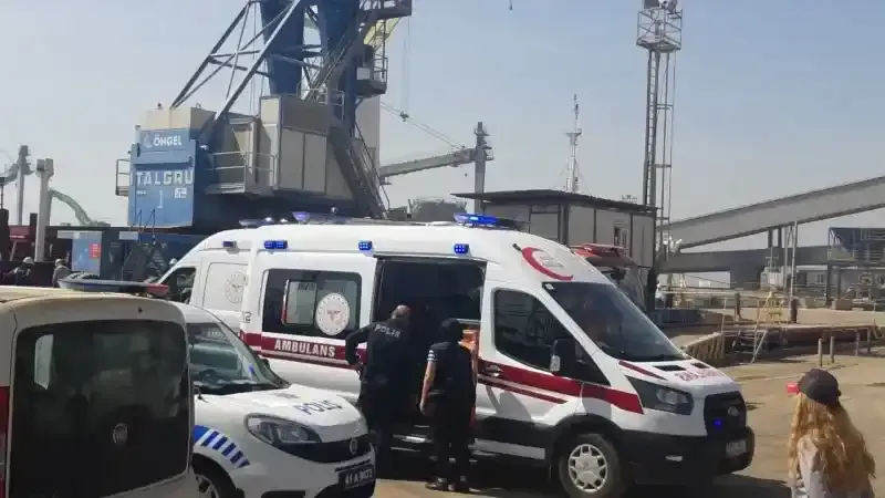 Yük gemisinde yangın: 5 kişi dumandan etkilendi