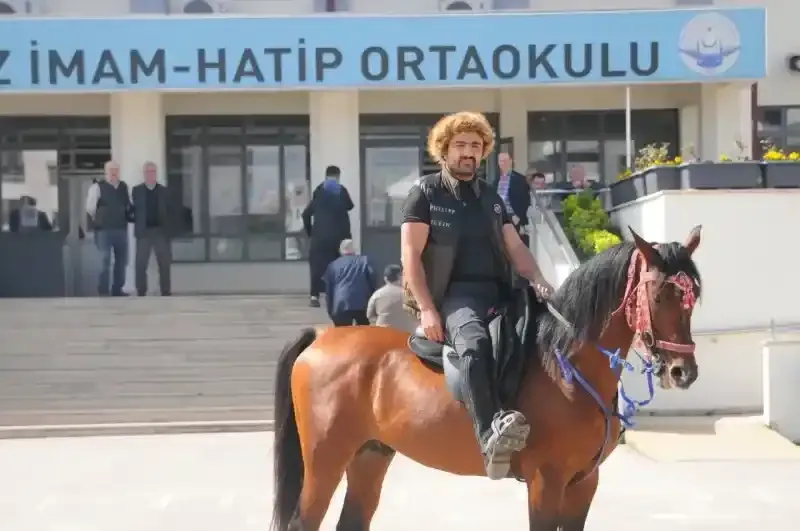 Oy vermeye atıyla gitti