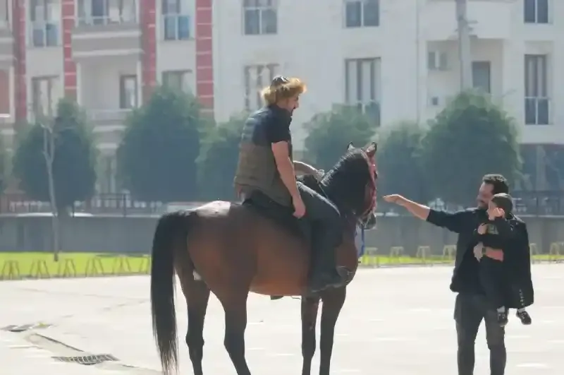 Oy vermeye atıyla gitti