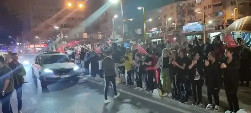 Derinceliler konvoylarla zaferi kutluyor!