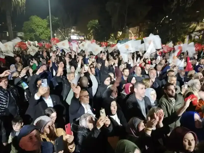 Başkan Sezer seçim zaferini binlerce hemşerisi ile kutladı