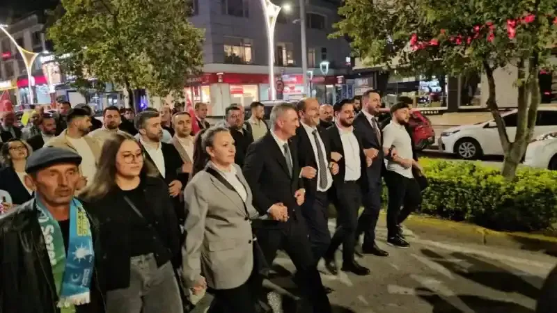 Başkan Sezer seçim zaferini binlerce hemşerisi ile kutladı