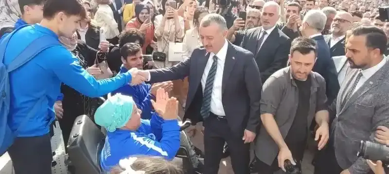 Büyükakın mazbatasını aldı, personelle bayramlaştı