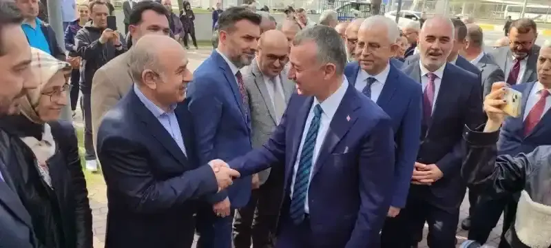 Büyükakın mazbatasını aldı, personelle bayramlaştı