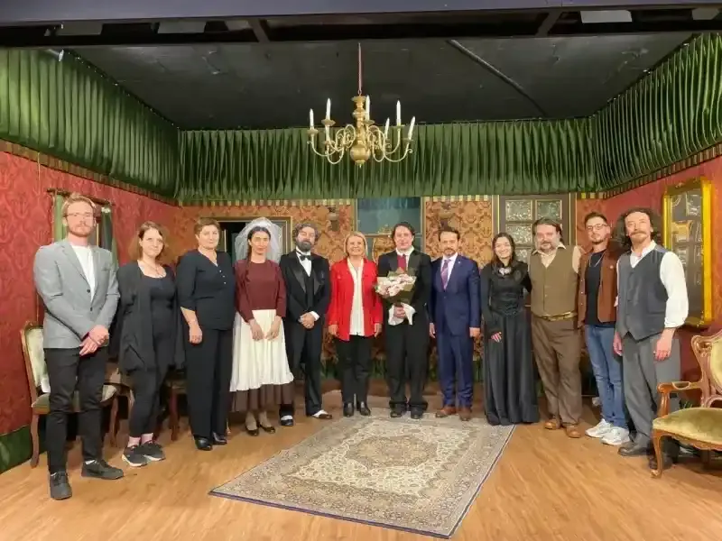 İzmit Belediye Tiyatrosu perdelerini ‘İzdivaç’ ile açtı