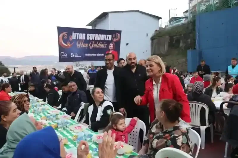İzmit Belediyesi halk iftarı Terzibayırı Mahallesi’nde devam etti