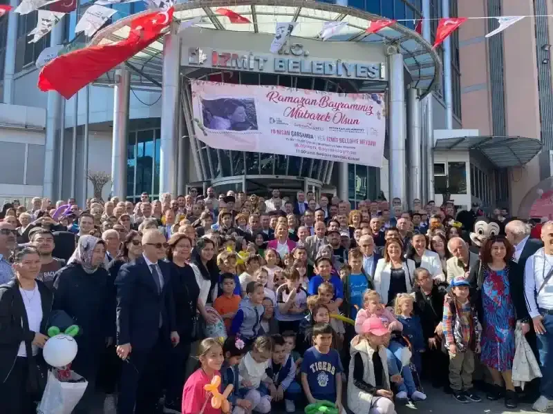 İzmit Belediyesi halkla bayramlaştı!