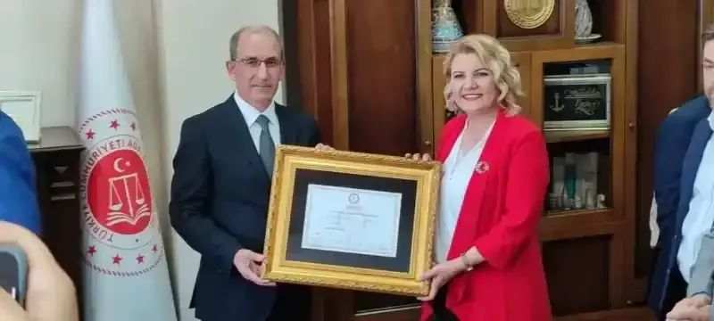 Hürriyet mazbatasını coşkuyla aldı! 