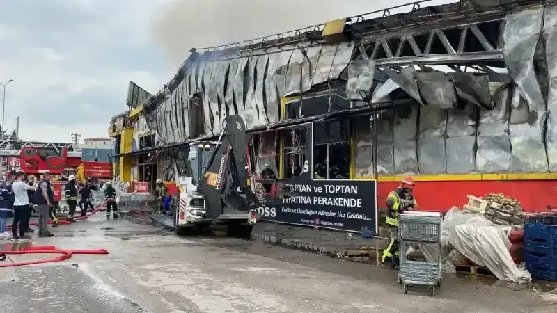 Market yangınında bin 350 metrekare kapalı alanın tamamı kül oldu