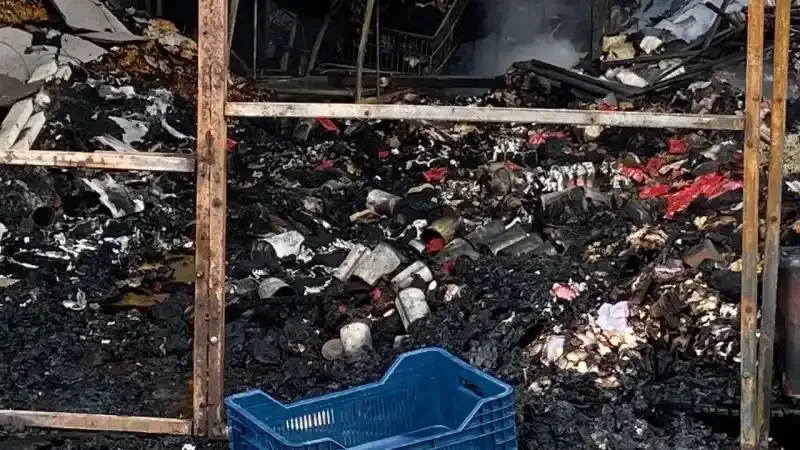 Market yangınında bin 350 metrekare kapalı alanın tamamı kül oldu