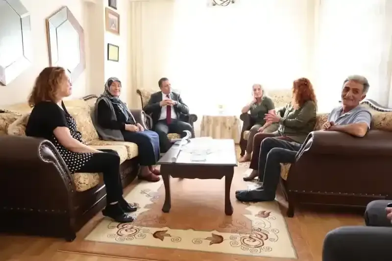 Başkan Gökçe şehit öğretmenin ailesini ziyaret etti