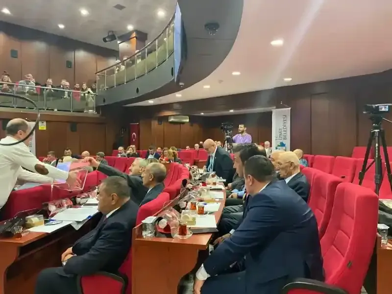 İzmit meclisinde keyif çayları!