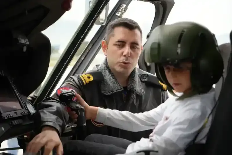 Pilot koltuğuna geçen minikler, çocuk bayramında hayallerini gerçekleştirdi